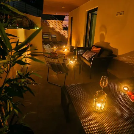 Luxury Urban Villa Apartments With Jacuzzi Split Exterior photo