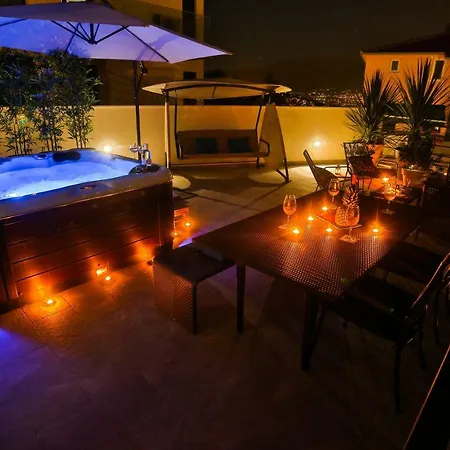 Luxury Urban Villa Apartments With Jacuzzi Split Exterior photo