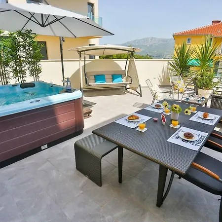 Luxury Urban Villa Apartments With Jacuzzi Split Exterior photo