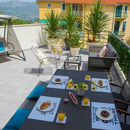 Luxury Urban Villa Apartments With Jacuzzi Split Exterior photo