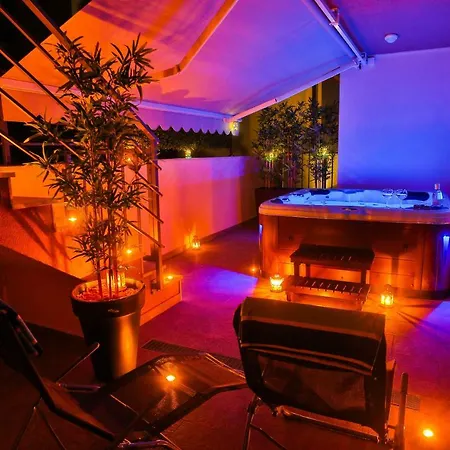 Luxury Urban Villa Apartments With Jacuzzi Split Exterior photo