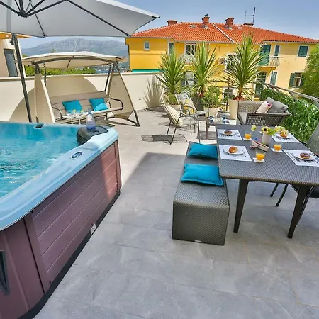 Luxury Urban Villa Apartments With Jacuzzi Split Exterior photo