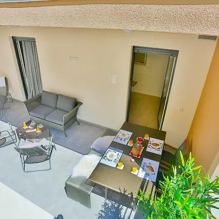 Luxury Urban Villa Apartments With Jacuzzi Split Exterior photo