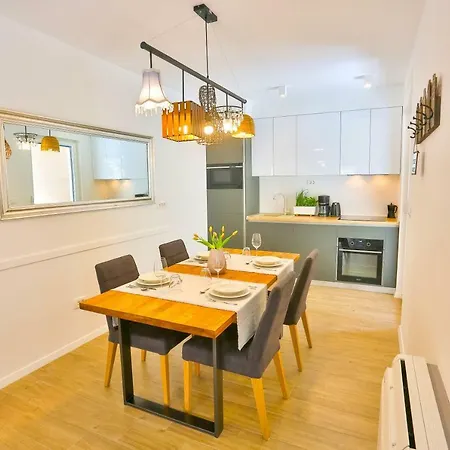 Luxury Urban Villa Apartments With Jacuzzi Split Exterior photo
