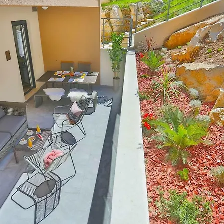 Luxury Urban Villa Apartments With Jacuzzi Split Exterior photo