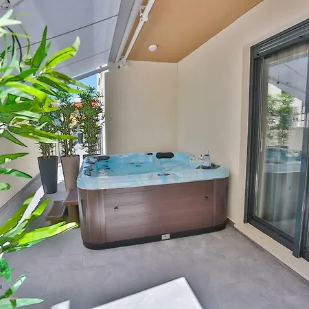 Luxury Urban Villa Apartments With Jacuzzi Split Exterior photo