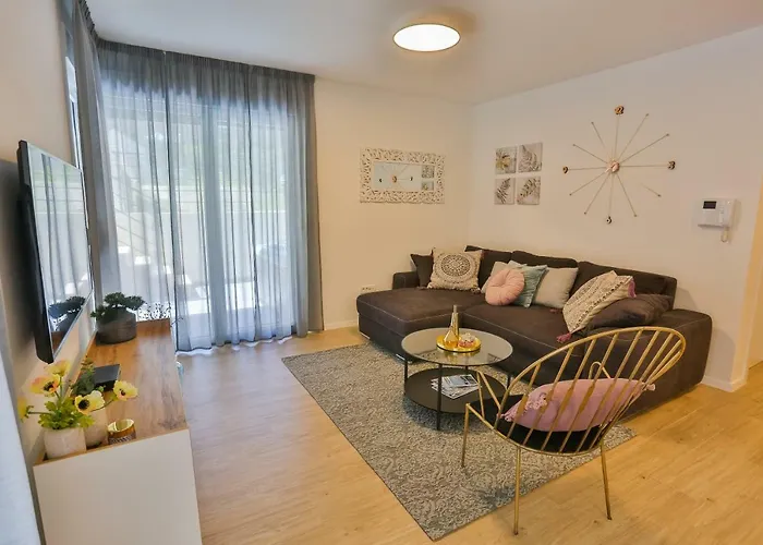 Luxury Urban Villa Apartments With Jacuzzi